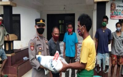 Kapolsek Kodi Bangedo Kawal Pembagian Beras PPKM Covid-19