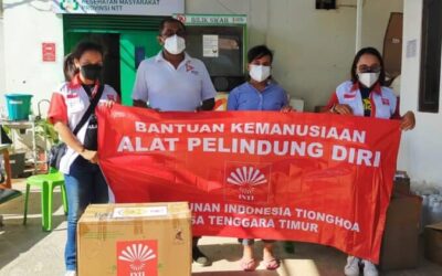 Dukung Laboratorium Biokesmas NTT Tetap Beroperasi, Perhimpunan Tionghoa Serahkan Bantuan 50 Baju Hazmat