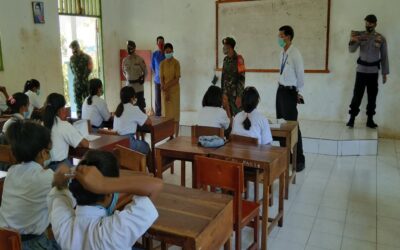 Ketua Pelaksana Posko COVID-19 SBD Sosialisasi 5M di Sekolah