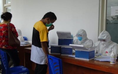 Ratusan Warga Antri Lakukan Swab
