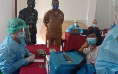 Prevent Covid-19 in East Sumba, Health Workers at Waingapu Health Center Start Vaccination