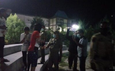 Cegah Covid-19 Pol PP Sumba Timur Bubarkan Warga Nongkrong dan Imbau Social Distancing