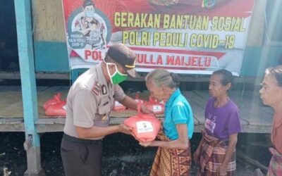 Atasi Dampak Covid-19 – Polres Sumba Timur Salurkan Beras Bagi Warga