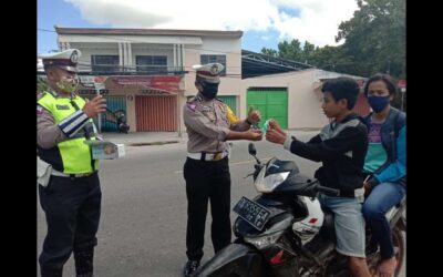 Video—Cegah Corona, Polres Sumba Timur Bagi Masker Di Jalan Raya