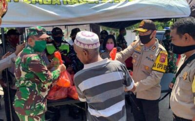 Polres dan Kodim Sumba Timur Bagikan Sembako & Nasi Kotak Kepada Masyarakat