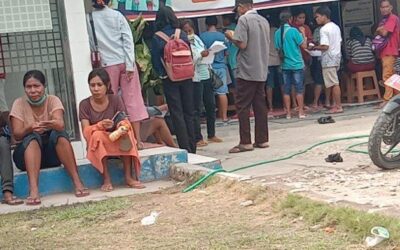 Begini Suasana Antrean Warga Sumba Timur Terima Bantuan UMKM