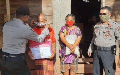 Warga Kurang Mampu Dapat Sembako, Masker dan Pakian Layak Pakai dari Bhayangkari