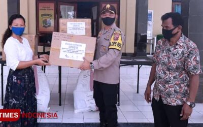 Kapolres Sumba Timur Serahkan Bantuan APD untuk Dua Rumah Sakit