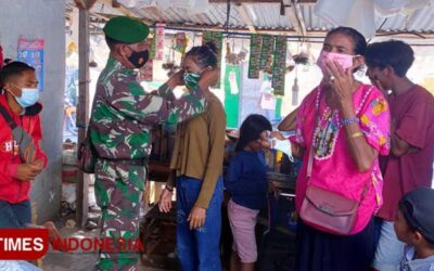 Tekan Angka Covid-19 di Sumba Timur, Personel TNI Polri Sinergi Bagikan Masker
