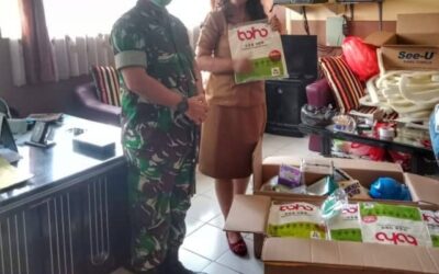 Kodim 1601 Sumba Timur Serahkan APD untuk Tenaga Medis di RSUD Umbu Rara Meha