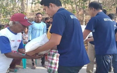 DPD NasDem Sumba Timur Bagi Beras ke Masyarakat