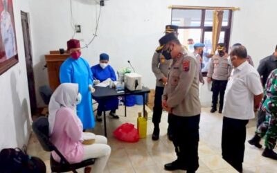 Melihat Langsung Penerapan PPKM Level IV, Kapolda NTT Tinjau Pelaksanaan Vaksinasi Massal di Sumba Timur