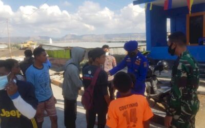 Personel Ditpolairud Polda NTT Lakukan Penyekatan di Pelabuhan Rakyat Waingapu