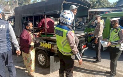 Batasi Mobilitas Masyarakat di Saat PPKM Level IV, Personel Ditlantas Polda NTT Lakukan Penyekatan di Pos Bimoku