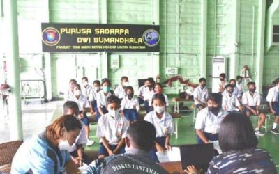Serbuan Vaksinasi Masyarakat Maritim di Sumba Timur, Siswa Antusias Ikut Vaksin KRI Teluk Banten