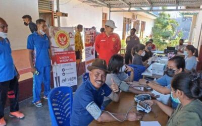Tim Puskesmas Waingapu Laksanakan Vaksinasi Buat Warga di Terminal Matawai