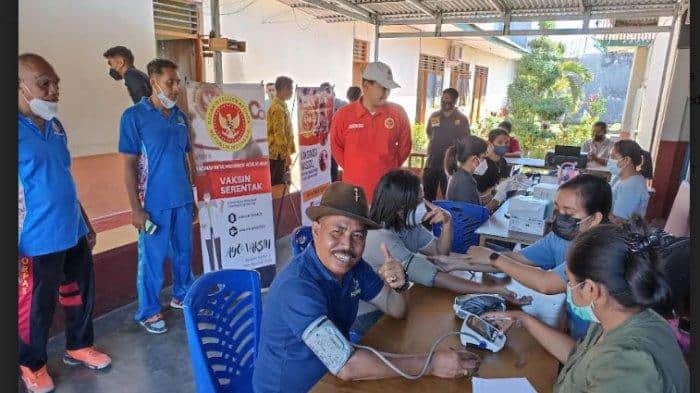 Tim Puskesmas Waingapu Laksanakan Vaksinasi Buat Warga di Terminal Matawai